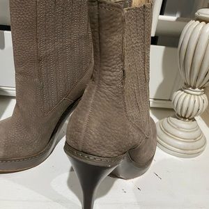 BCBG brown suede never worn boots